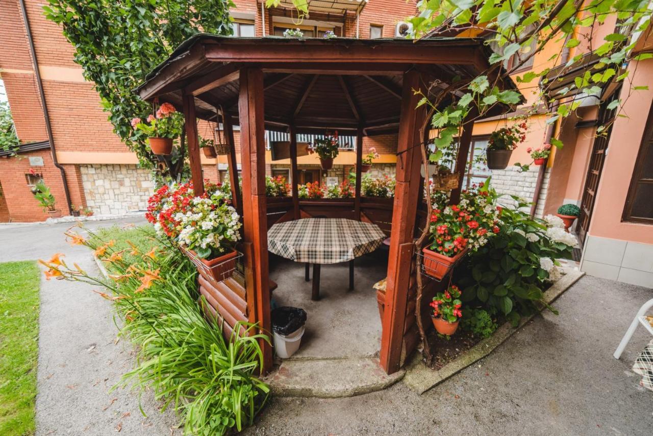 Rooms & Apartment Gh Pasha Tuzla Exterior foto